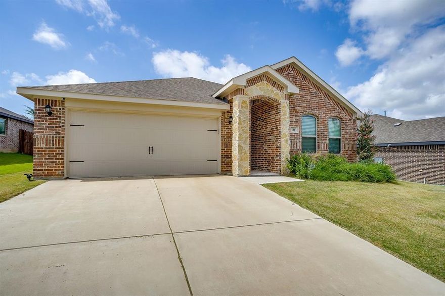 Wonderful family home in the beautiful Montclaire neighborhood with super easy access to I-20 and downtown Weatherford.
This home is literally like new and clean as a whistle. Spacious kitchen with an island and large pantry and is open plan  to dining and living area with large windows and view of large privacy fenced backyard that is level and has a nice lawn.  Small covered porch. All fixtures are upgraded.  Master bath features soaking tub and separate shower and large walk in closet. Nice laundry room leading to the garage.