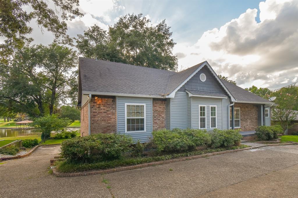 104 Williamsburg Lane