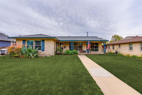 Photo of 609 Kirkwood Dr, Dallas, TX 75218 (MLS # 21215831)