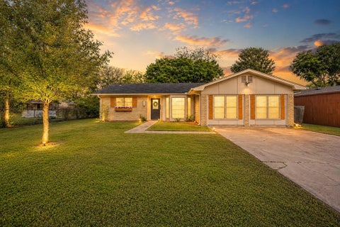 Photo of 904 Kent Drive, Gainesville, TX 76240 (MLS # 21341946)