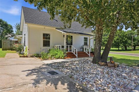 Photo of 100 Buchanan Street, Whitesboro, TX 76273 (MLS # 21322171)