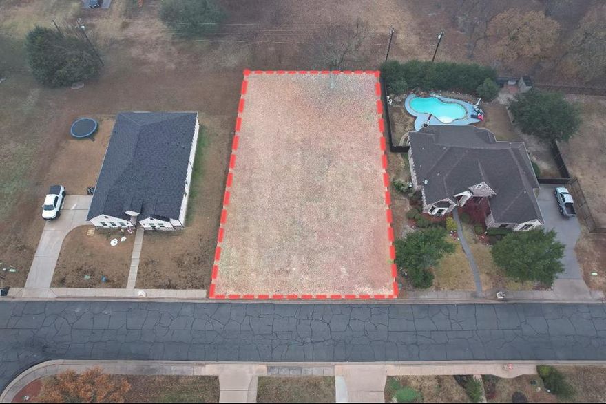 Discover a opportunity in the heart of Bonham. This prime small lot offers a perfect canvas for a cozy new home, a weekend retreat, or a smart investment in a growing Texas town. Quiet, friendly neighborhood with easy access to local amenities