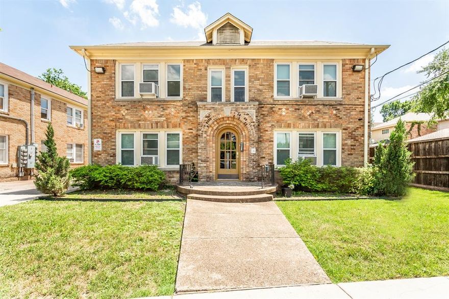 ***LEASING SPECIAL!!! 1 Month FREE on a 13 Month Lease!!!***

1 Bedroom, 1 Bath Apartment, just 2 blocks from Lower Greenville! Harwood floors throughout the living room, dining, hallway, and bedroom. Kitchen appliances include a refrigerator and electric range. Vinyl floor in kitchen and tile in the bathroom. On-site coin operated washer and dryer. Fantastic location, walking distance to Trader Joes, Greenville Avenue Pizza Company, Wabi House, & Truck Yard. Tenant pays electric only. No Pets.