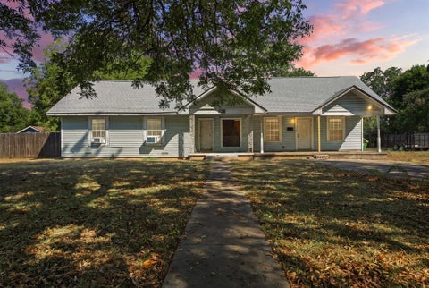 Photo of 925 E Walnut Street, Hillsboro, TX 76645 (MLS # 21394937)