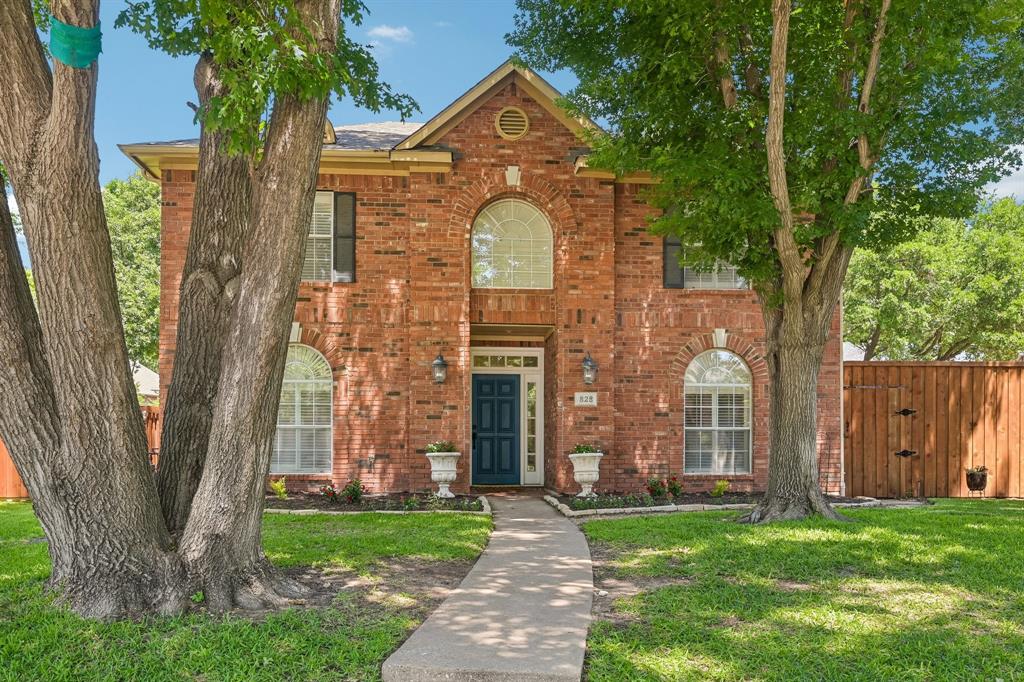 828 Lakeview Court