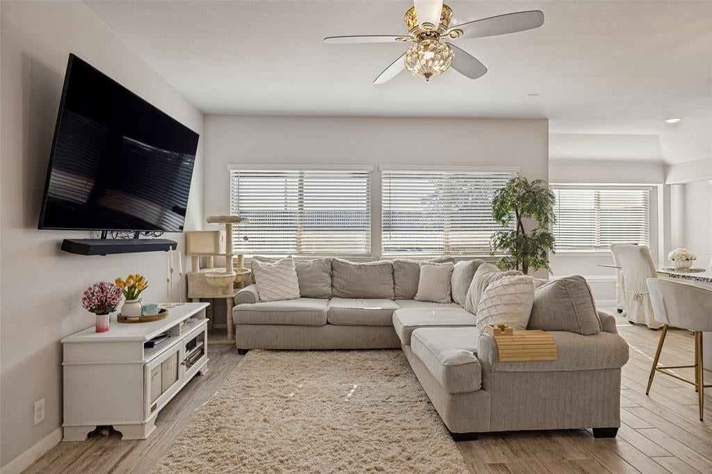 828 Foxtail Bend