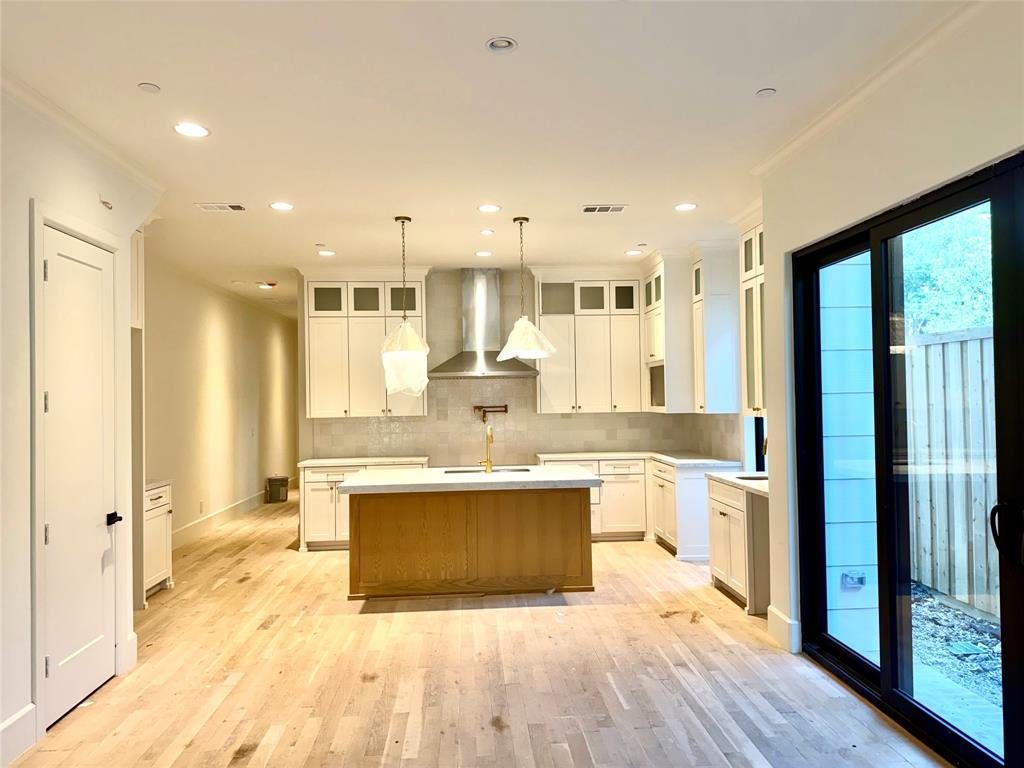 4428 Glenwick Lane