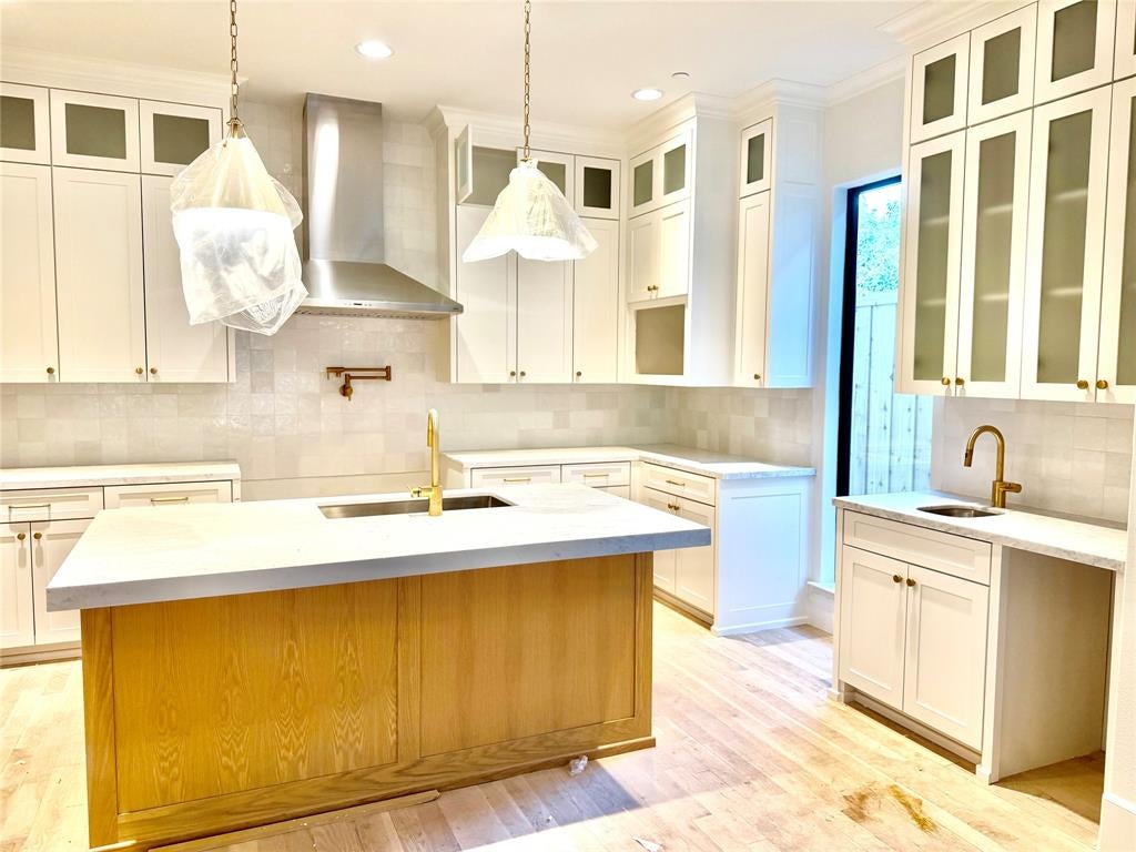 4428 Glenwick Lane