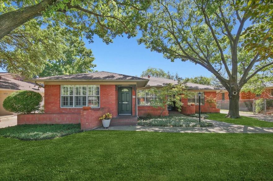 Charming 2 bedroom home located in sought after Lakewood Elementary attendance area. This lovelyhome has a great layout with large living area and dining off of the kitchen and bedrooms in the rear.  Master bedroom has a study area. Backyard has privacy fence and don't miss the workroom off the garage. Just minutes from shopping, restaurants, White Rock Lake, and downtown.