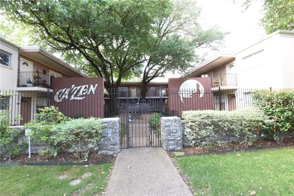 Photo of 4206 Hawthorne Avenue #202, Dallas, TX 75219 (MLS # 21369905)