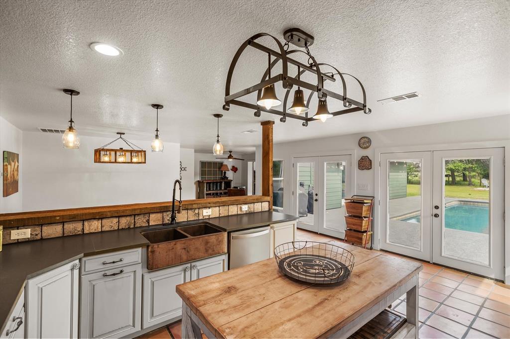 Kaufman, Texas, 75142, United States, 4 Bedrooms Bedrooms, ,3 BathroomsBathrooms,Residential,Active,2043830