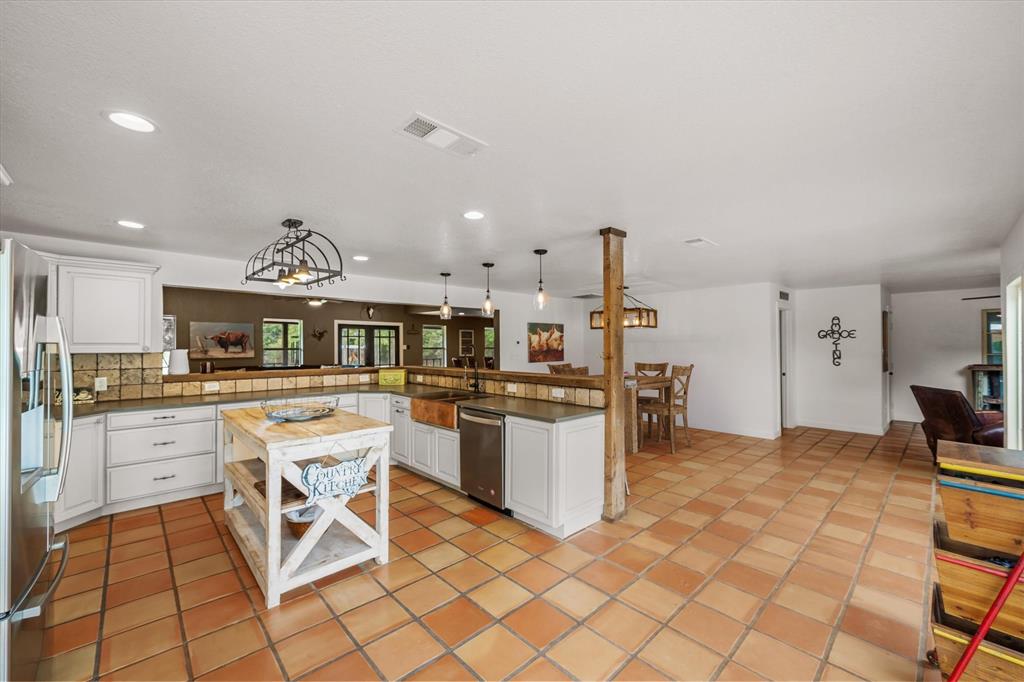Kaufman, Texas, 75142, United States, 4 Bedrooms Bedrooms, ,3 BathroomsBathrooms,Residential,Active,2043830