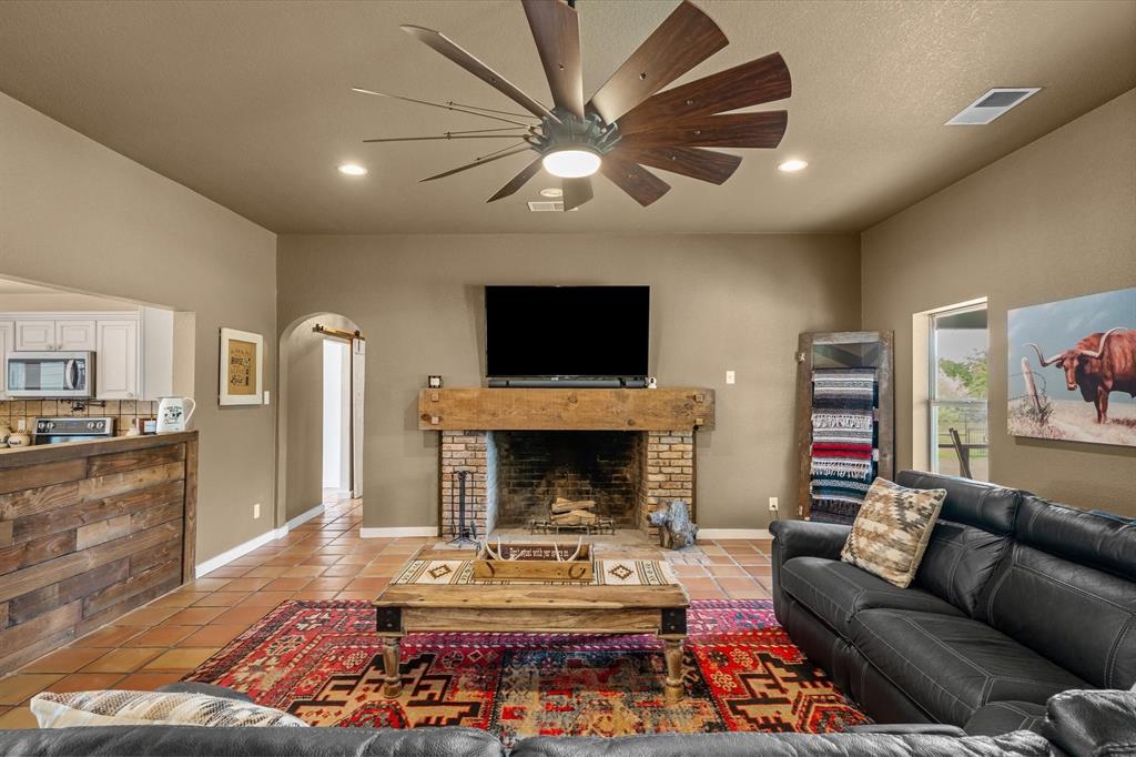 Kaufman, Texas, 75142, United States, 4 Bedrooms Bedrooms, ,3 BathroomsBathrooms,Residential,Active,2043830