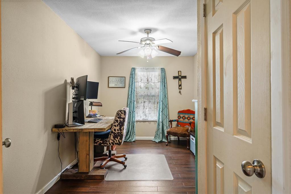 Kaufman, Texas, 75142, United States, 4 Bedrooms Bedrooms, ,3 BathroomsBathrooms,Residential,Active,2043830