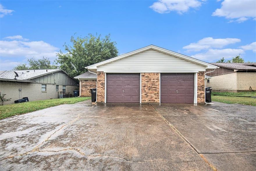 2 bed 1 bath Half Duplex in South Fort Worth! Refrigerator included! Interior features woodlike flooring throughout living areas and bedrooms! Covered back patio, fenced backyard, 1 car garage! Close to McCart and Altamesa for shopping. Down the street from South Hills.