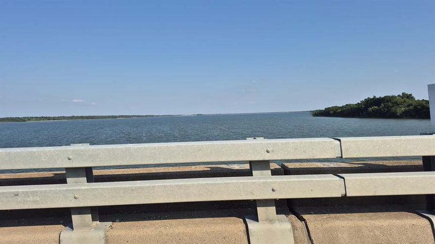 HONEY HONEYYY ready for your future homestead! HERE 8.12 ACRES. AT THE BEST PRICE Located just minutes from Lake Bardwell, this prime property is perfect for building your dream home, Property includes a water meter and electric is available. with access to utilities at on the road frontage. With easy access to I-45, you’re just a short drive from Ennis, Waxahachie, and Dallas, blending rural tranquility with urban convenience. Enjoy being less than 5 minutes from Waxahachie Creek Park on Lake Bardwell, mas info me puedes llamar a mi soy omar 4seis9 8tres1 1seis9cuatro. you can build your dream home and maintain an AG Exemption. Deed Restricted to no mobile homes, but bardominiums ARE allowed.