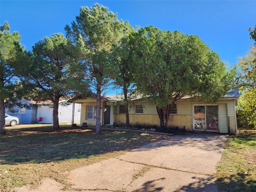 Broker-Owner LETS MAKE A DEAL!!!! BRING ALL OFFERS!!!! Investor Special! 3 Bedroom 1 Bath Home could be easily converted to a 4 Bedroom in need of remodel. Very nice front and back yard with a storage building.