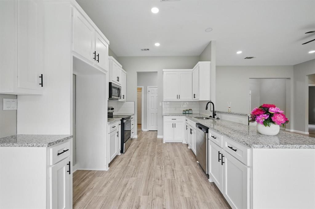 Shady Shores, Texas 76208, United States, 4 Bedrooms Bedrooms, ,2 BathroomsBathrooms,Residential,Pending,119920