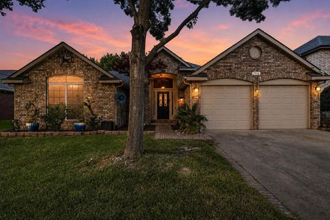 Photo of 2916 Shadow Oak Court, Flower Mound, TX 75028 (MLS # 21318372)