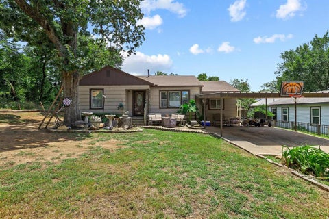 Photo of 612 E Monterey Street, Denison, TX 75021 (MLS # 21332287)