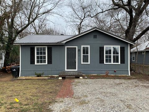 Photo of 615 W Coffin Street, Denison, TX 75020 (MLS # 21238140)