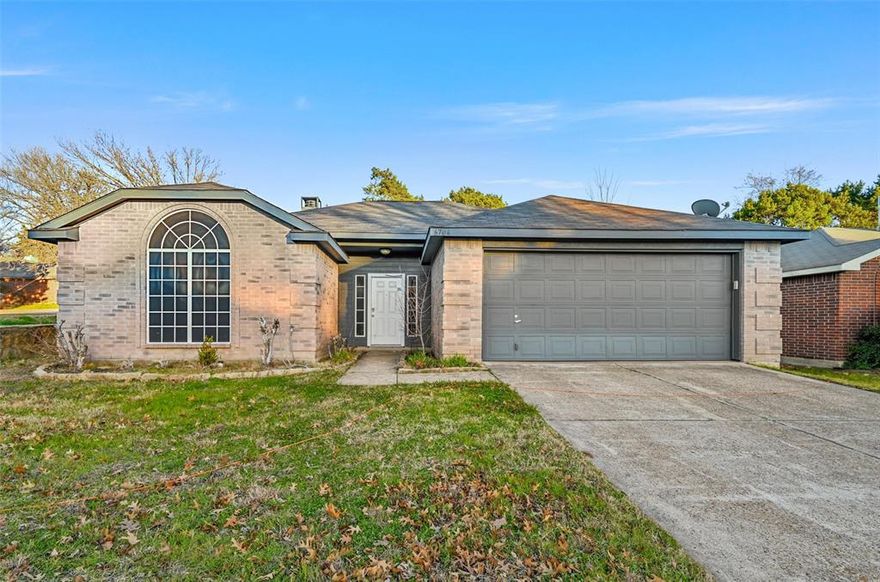 This suburban residential setting housed an open-plan single-family detached home with well-maintained interior and exterior paint and other finishes. The property is close to major Dallas cross streets: Clark Road and Camp Wisdom Road.