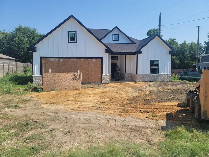 A beautiful custom new build single story home on a corner lot in a transitional neighborhood. Close to the highway and downtown Fort Worth.