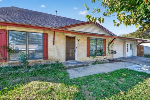 Photo of 1302 Shelmar Drive, Arlington, TX 76014 (MLS # 21419722)