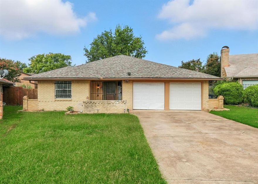 Great family home located in a cul-de-sac waiting for some fresh ideas! Oversized master bedroom with sitting area and walk in closet. Large living room with vaulted ceiling and fireplace!