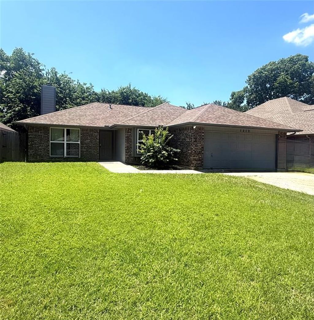 Photo of 1212 Eagle Lake Drive, Azle, TX 76020 (MLS # 21268541)