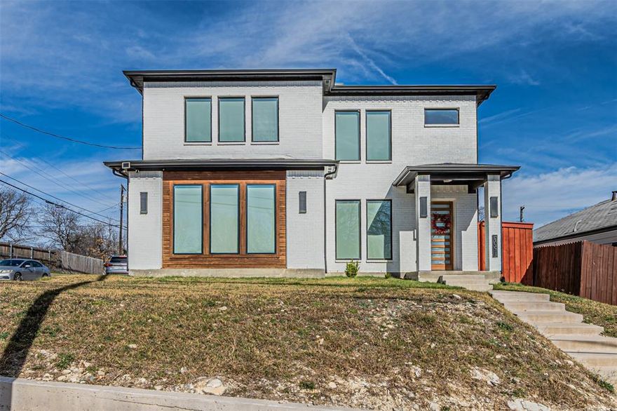 Excellent location . Just a minutes from the Downtown . This home offers all modern features and includes 4 bedrooms, 2 primary bedrooms (one located on the first floor). It also has two living areas  with large windows that provide plenty of natural light, as well as a spectacular view. Ready for its new owners, and sits on a corner lot, fully fenced.