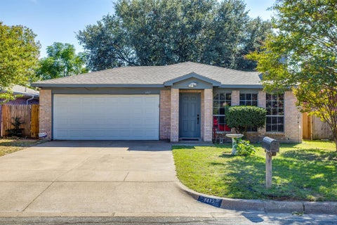 Photo of 1417 Yorkshire Street, Fort Worth, TX 76134 (MLS # 21420160)