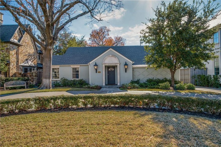 Beautiful ONE STORY home in the middle of the Fairway. Not many left and this one is on a large 70x160 lot. This spacious and elegant home boasts three well appointed bedrooms and baths including a very large split master bedroom. Perfect for entertaining with a wonderful great room along side a generously sized dining room. The beautiful galley kitchen includes granite counters, Viking gas cooktop and a breakfast nook. French doors from the sunroom take you to a fabulous bricked patio, low maintenance courtyard with stairs leading to very nice quarters above the two car garage. The value is in the land but for someone wishing to downsize and stay in the area, this is the one.