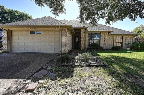 Photo of 8208 Willow Glen Court, Fort Worth, TX 76134 (MLS # 21095428)