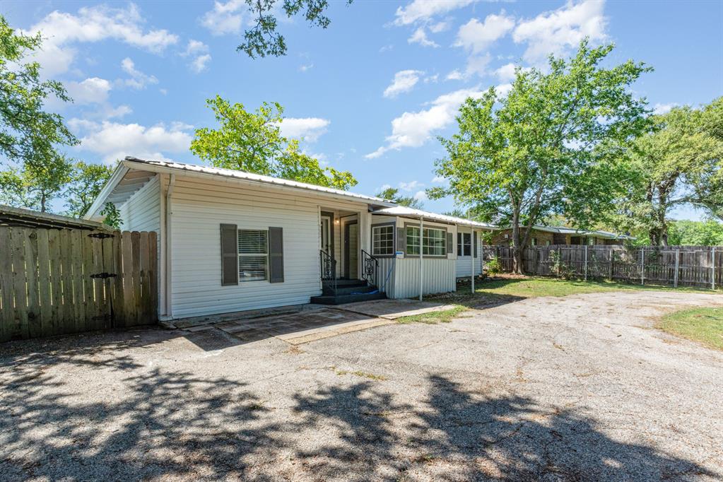 502 W Bells Boulevard