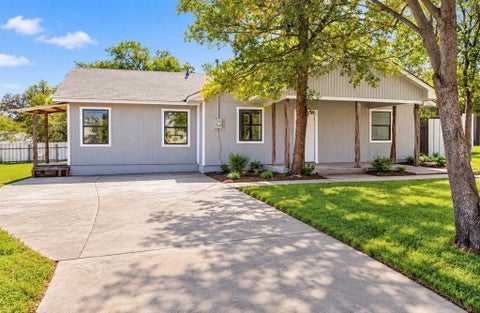 Photo of 511 SW 3rd Street, Mineral Wells, TX 76067 (MLS # 21418414)
