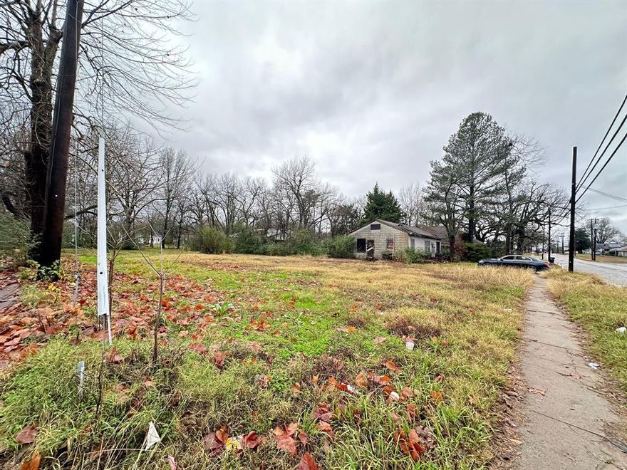 HELLOO HONEYYY HONEYYY SELLER can do the loan like owner to buyer AVALIBLE 2 PROPERTIES FOR THE PRICE OF 1. THE LOT 2205 BONHAM STREET AND THE HOUSE 2225 BONHAM STREET PARIS TX of 3 BEDROOM AND 1 BATHROOM FOR A TOTAL OF 24.547 SQFT LOTS WITCH IS 150 SF BY 164 SFT.  THEY ARE TOGETHER ONE NEXT TO THE OTHER ONE. WE ARE SELLING BOTH TOGETHER. NOT FOR SALE SEPARATELY NOOOO. !!! NOT FOR SALE SEPARATELY NOOOO. !!!  This home needs some TLC. Situated on a massive city lot spanning 0.563 acres. It can change to commercial of course you have to change it with the city. This is a cash deal. Whether you're starting out, winding down, or expanding your rental empire, this place has got you covered!  There is a shop on the back of the house and needs work. NOT FOR SALE SEPARATELY NOOOO. Not owner finance. The lot with the house is 77 ft x 164 sf total of 12.585 sqft. The empty lot is 73 ft x 163 ft total of 11.962 sqft. WE ARE SELLING BOTH TOGETHER CASH. PLEASE si necesita mas info me llama a mi.