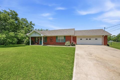 Photo of 205 3rd Street, Whitesboro, TX 76273 (MLS # 21319857)
