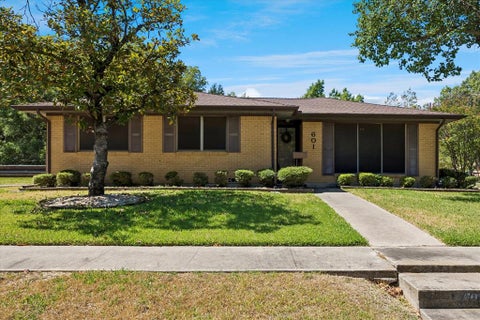 Photo of 601 Line Drive, Gainesville, TX 76240 (MLS # 21380312)