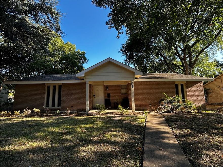 **Investor or handy man Special – 3 Bed, 2 Bath Home with Great Potential!**
This spacious 3-bedroom, 2-bath home features a functional layout with two living areas, a dedicated dining room, and a generous backyard with mature trees—perfect for outdoor enjoyment. Enjoy added privacy with no neighbors in front and convenient garage access from the back alley. Located with easy access to the freeway, this property offers excellent potential with some needed foundation repairs, updates and cosmetic work. A great opportunity for investors or handy buyers looking to add value!
Buyer and buyer's agent to verify all information.