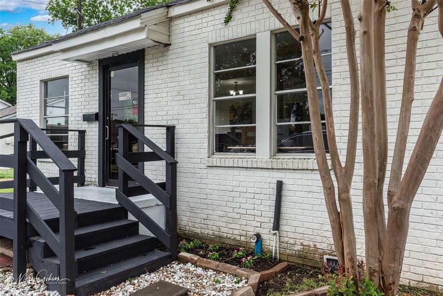 FOR SALE OR RENT and the possibilities are endless! Prime Bossier office space with high street visibility awaits you! Boasting an estimated daily traffic count of 15,000 vehicles, this location has maintained its popularity for the past 15 years. Seize the chance to make this turn-key office space your own and benefit from Bossier City's thriving economy. The building has undergone remodeling and is ready for new owners. Featuring 2 designated office spaces alongside a welcoming front reception area, plus a third small office or copy and storage room. One of the offices includes an en-suite bathroom, while an additional bathroom for clients is located in the hallway, complemented by a convenient full kitchen. Added storage space is available in the back of the building in the garage. ADA compliant and move-in ready!