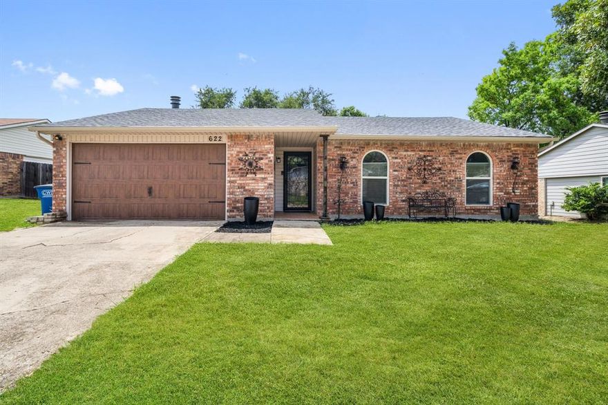 Welcome to 622 Roaming Rd Drive, right in the heart of Allen, TX! This move-in ready gem boasts 3 bedrooms and 2 full bathrooms, plus comes equipped with a washer, dryer, and fridge—perfect for diving straight into hassle-free living.

Enjoy easy access to a variety of restaurants, shopping, grocery stores, and an outlet mall, making it a prime spot for both convenience and fun. Don't miss out on this fantastic opportunity.