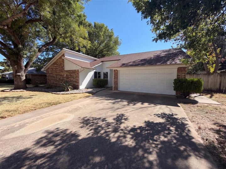 Photo 1 of 26 — 1208 Hillcrest Drive, Euless, TX 76039