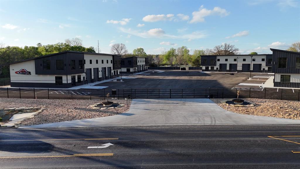 THE CHARLES AND PEG PEARCY ADDITION - Commercial Lease