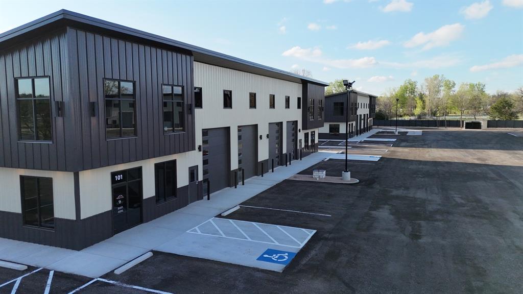 THE CHARLES AND PEG PEARCY ADDITION - Commercial Lease