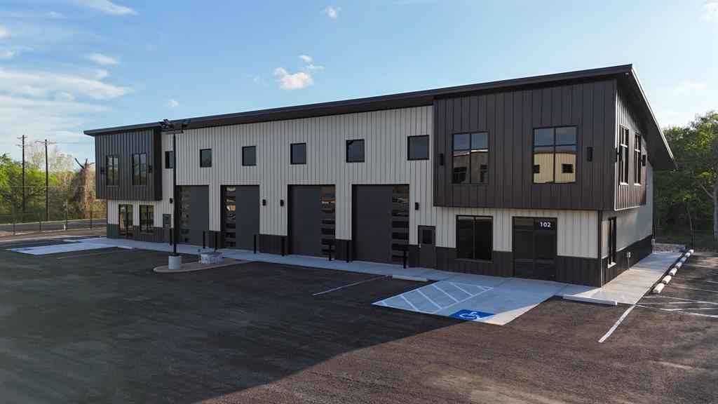 THE CHARLES AND PEG PEARCY ADDITION - Commercial Lease