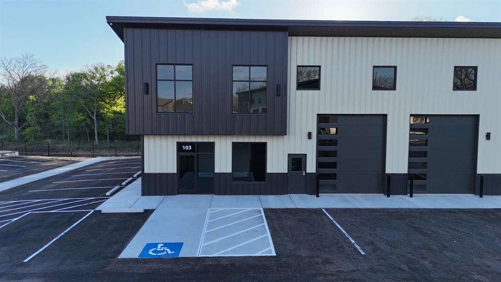 THE CHARLES AND PEG PEARCY ADDITION - Commercial Lease