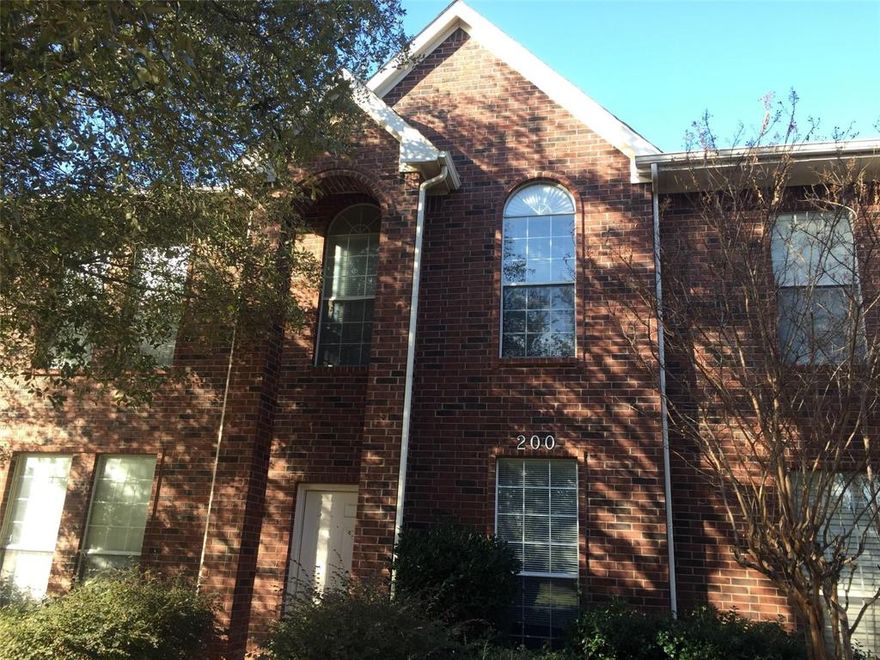 Beautiful 3-bed, 2.5-bath townhouse with high-ceiling bedrooms, spacious living-dining areas, and a large shared backyard. Located in a quiet cul-de-sac within Grapevine-Colleyville ISD. Minutes from 114-121, DFW Airport, Grapevine Lake, and walking distance to historic downtown Grapevine. Ideal for commuters to Southlake, DFW, and Las Colinas. Renter’s insurance required.