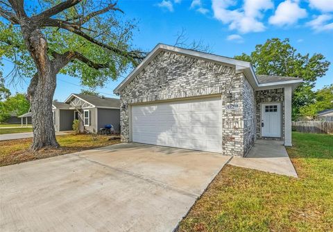 Photo of 1220 Jones Street, Greenville, TX 75401 (MLS # 21098094) Photo of 1220 Jones Street, Greenville, TX 75401 (MLS # 21098094)