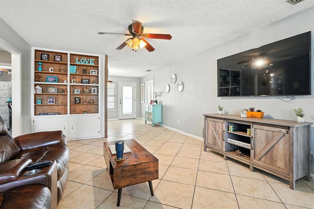 5317 Hunters Circle